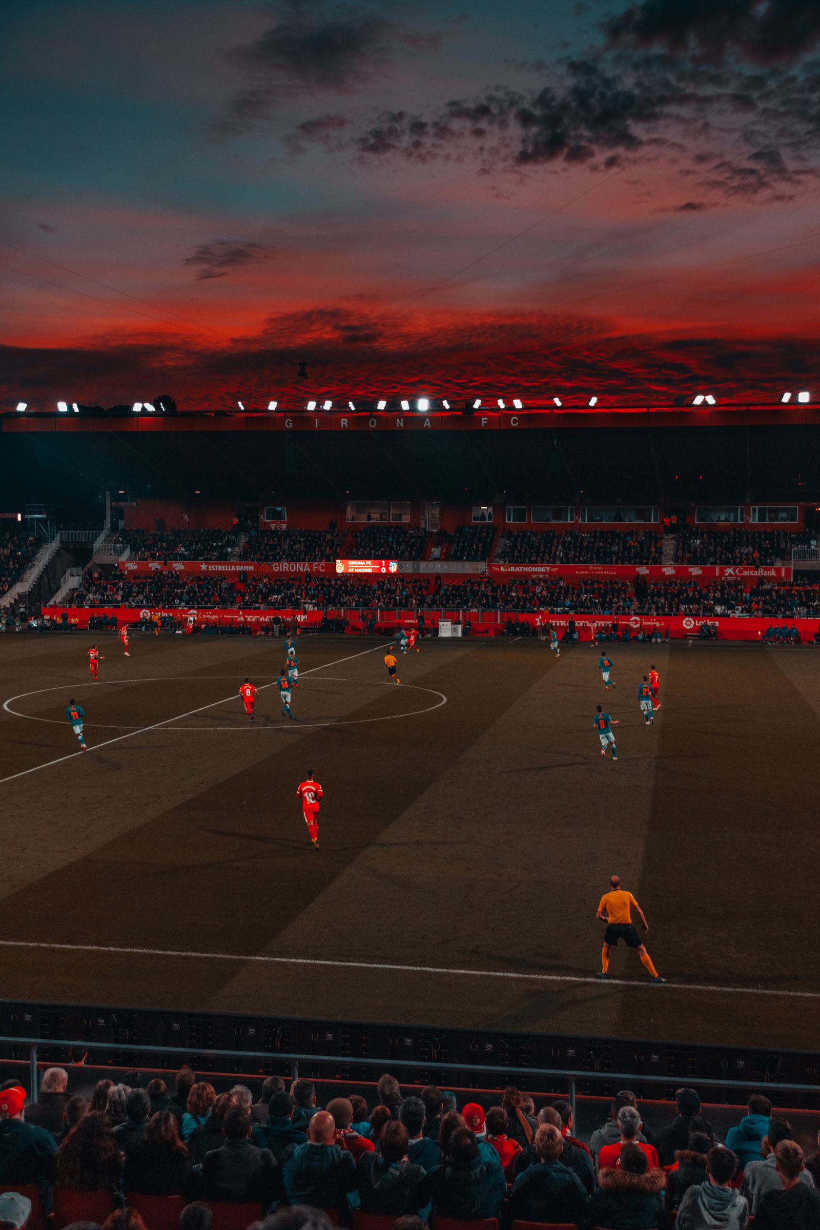 Partida de futebol ao vivo em estádio lotado